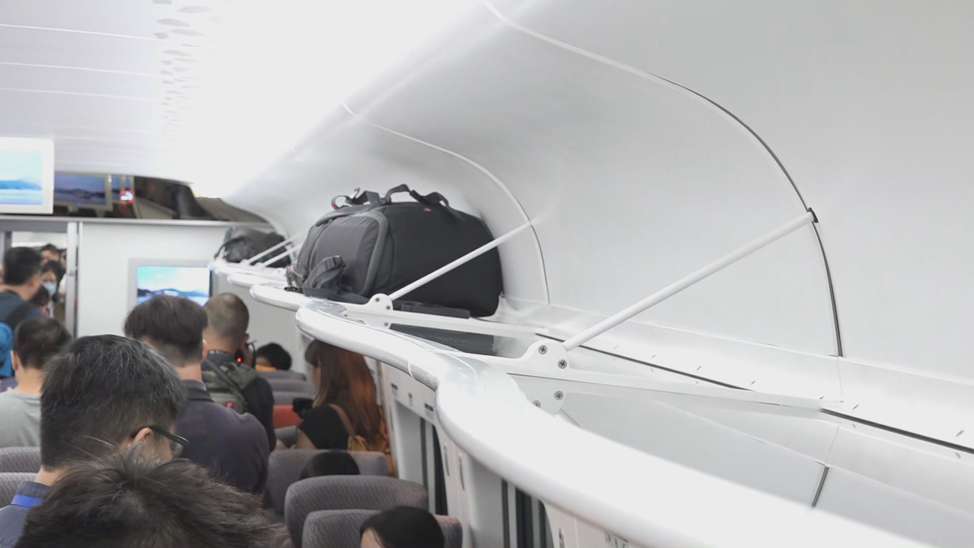 高鐵香港段正式營運　有乘客認為行李架較小