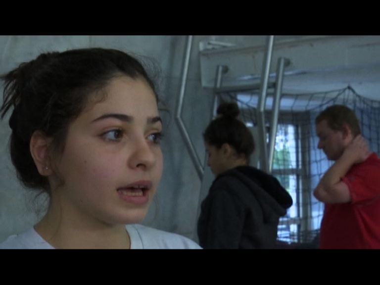 敘利亞難民姊妹獲泳會垂青受訓