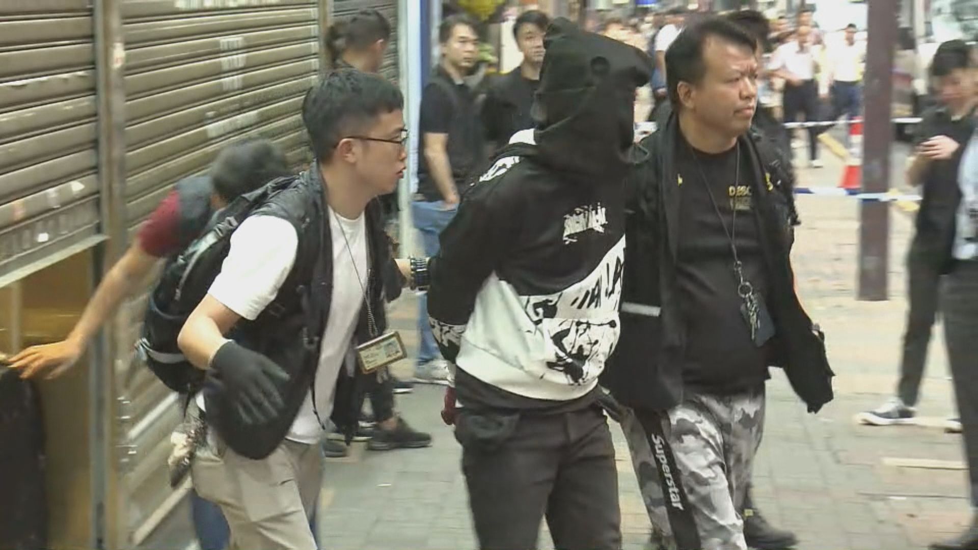 五名南亞裔男子打劫海防道鐘表珠寶店當場被捕