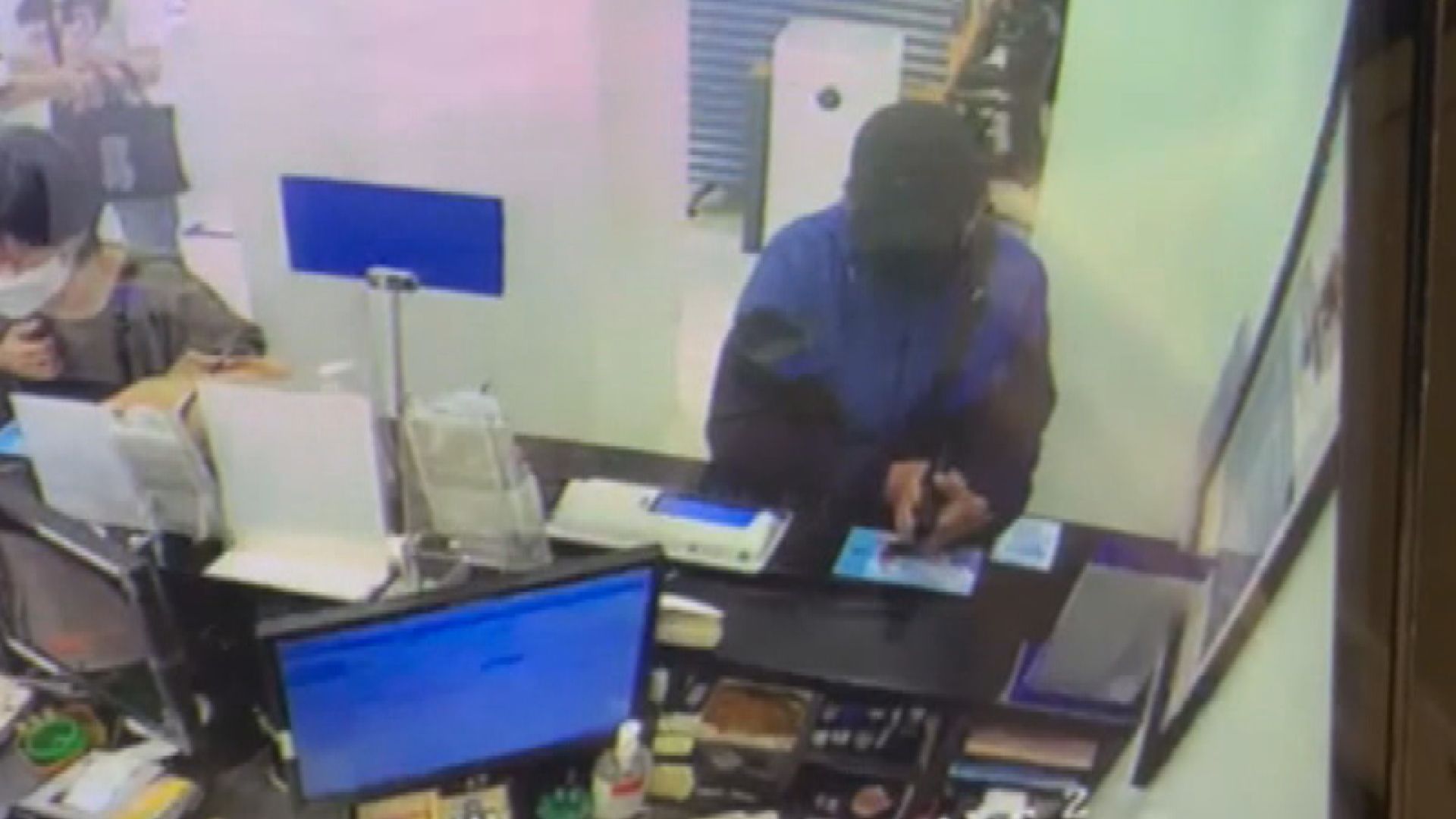 男子疑持手槍打劫旺角一銀行後仍然在逃