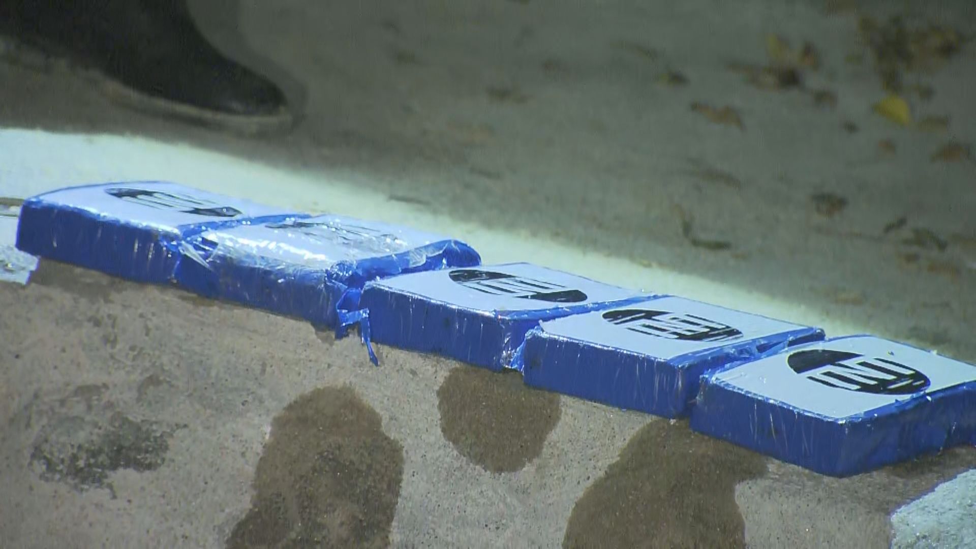 舂坎角泳灘發現約10個懷疑是毒品的包裹