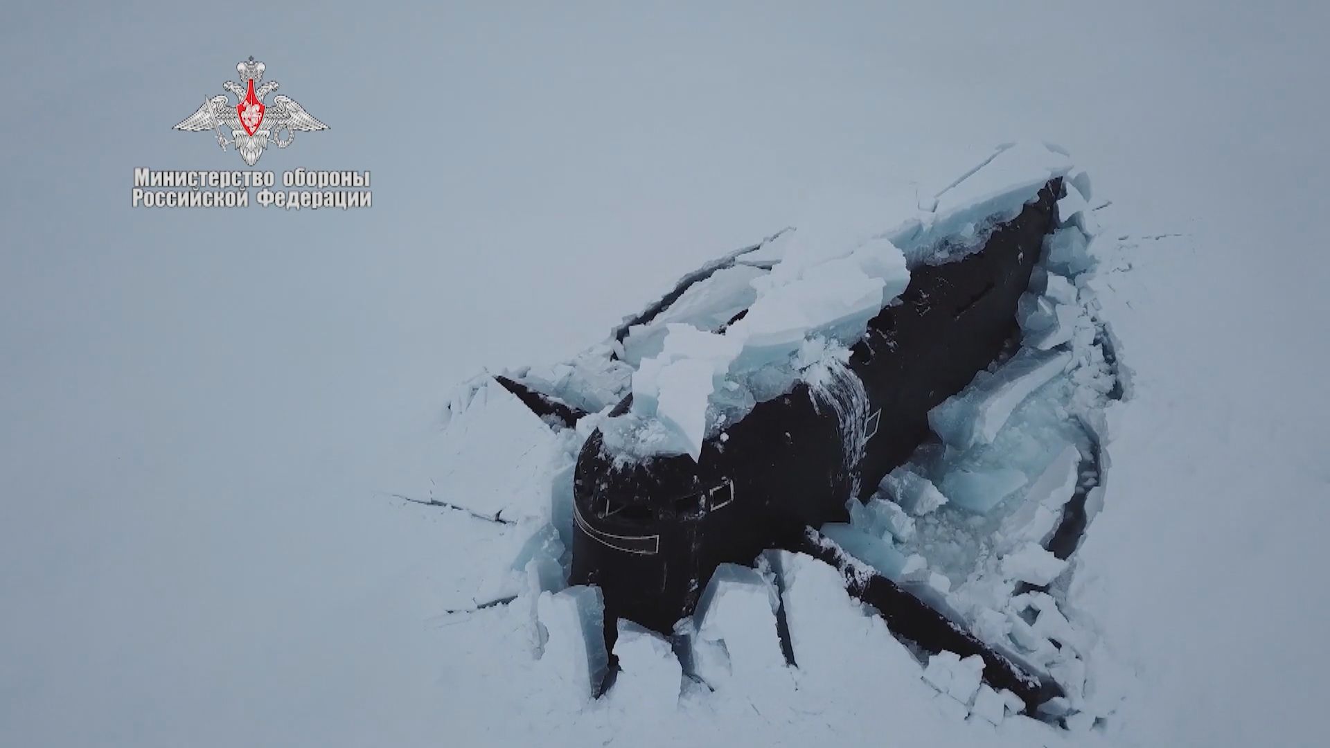 俄三艘核潛艇在北冰洋同時破冰出水