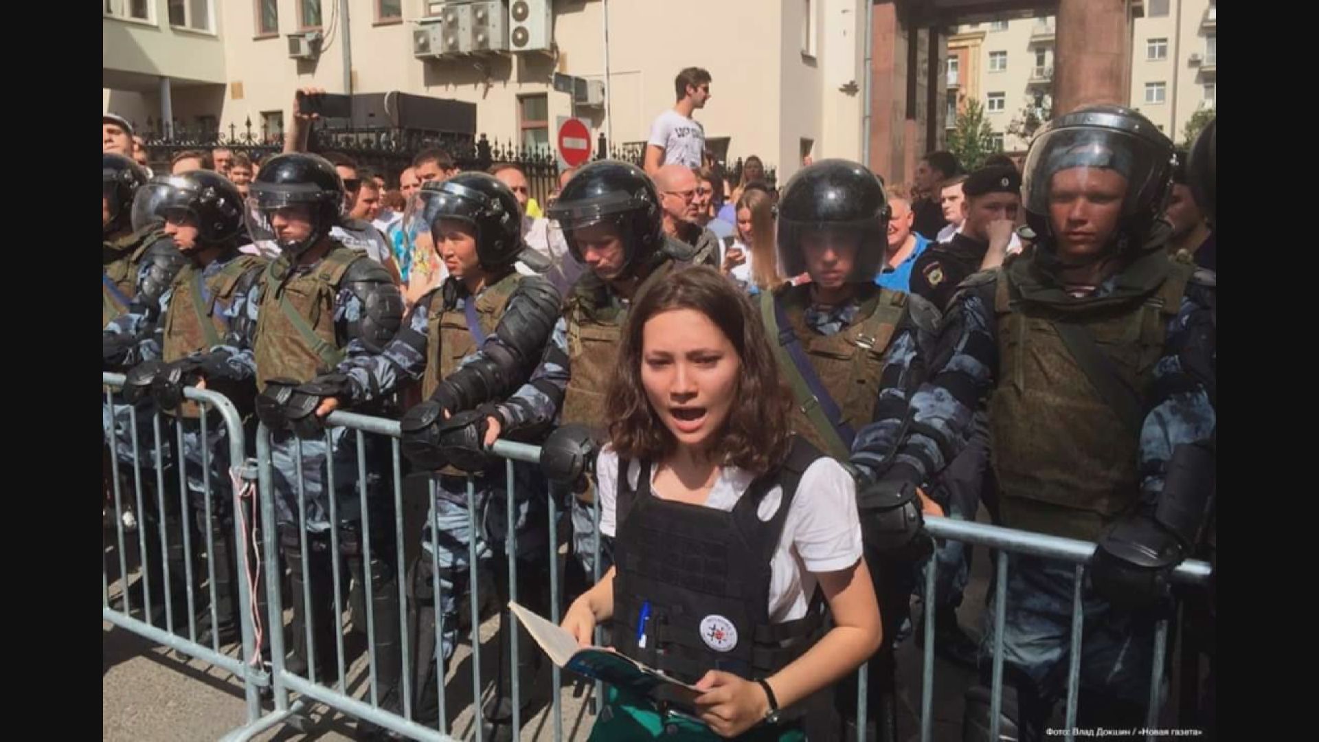 俄少女防暴警前宣讀憲法成示威象徵