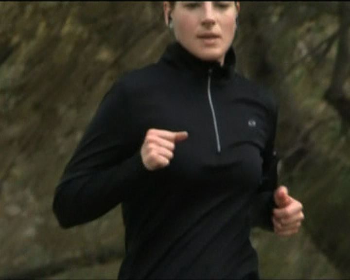 
正常擺臂跑步消耗較少能量