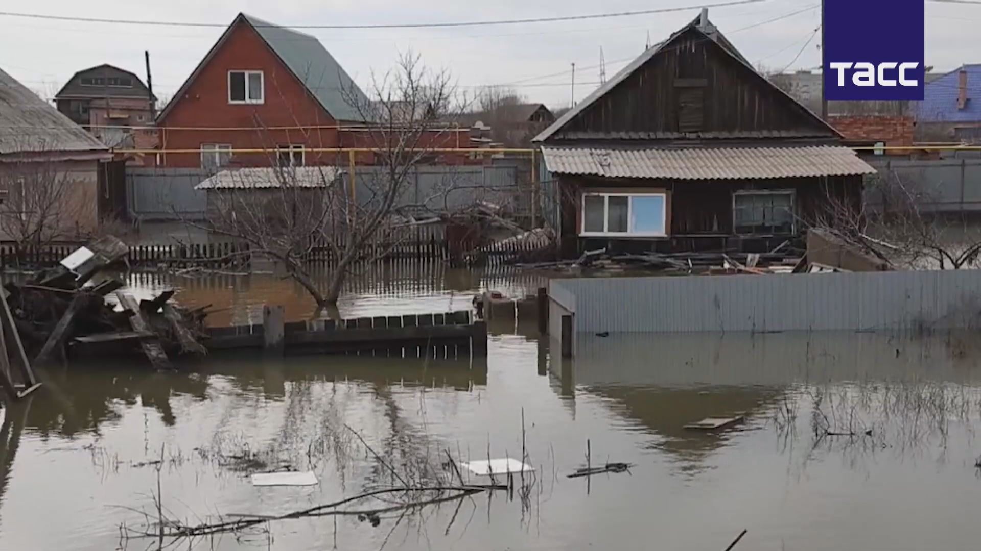 俄羅斯奧倫堡州因河流融雪和大壩決堤嚴重水浸