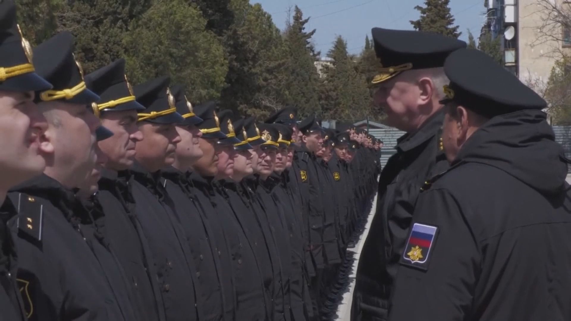 俄海軍總司令會見「莫斯科號」船員