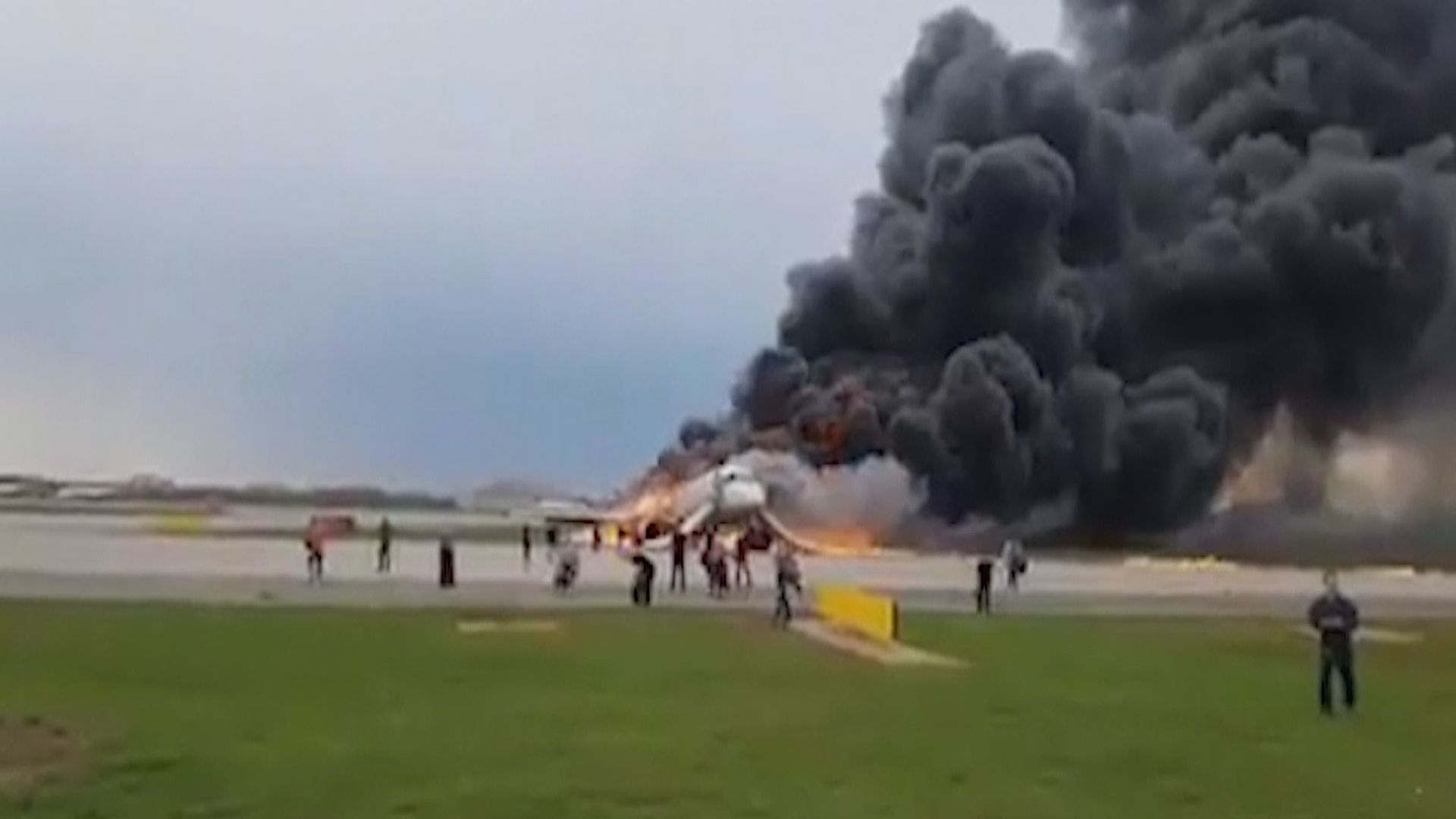 俄航客機大火逾40死　消息指飛機被閃電擊中