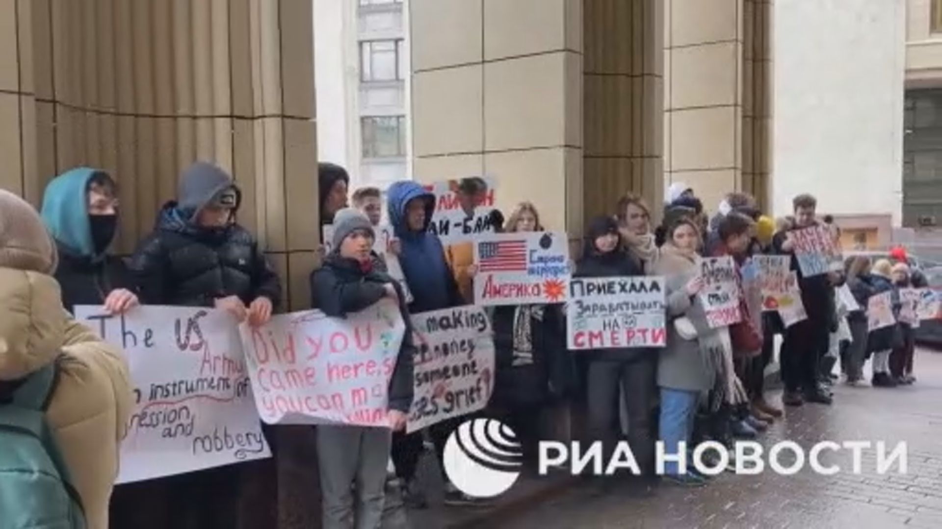 美國駐俄大使遞交國書副本時遭民眾抗議