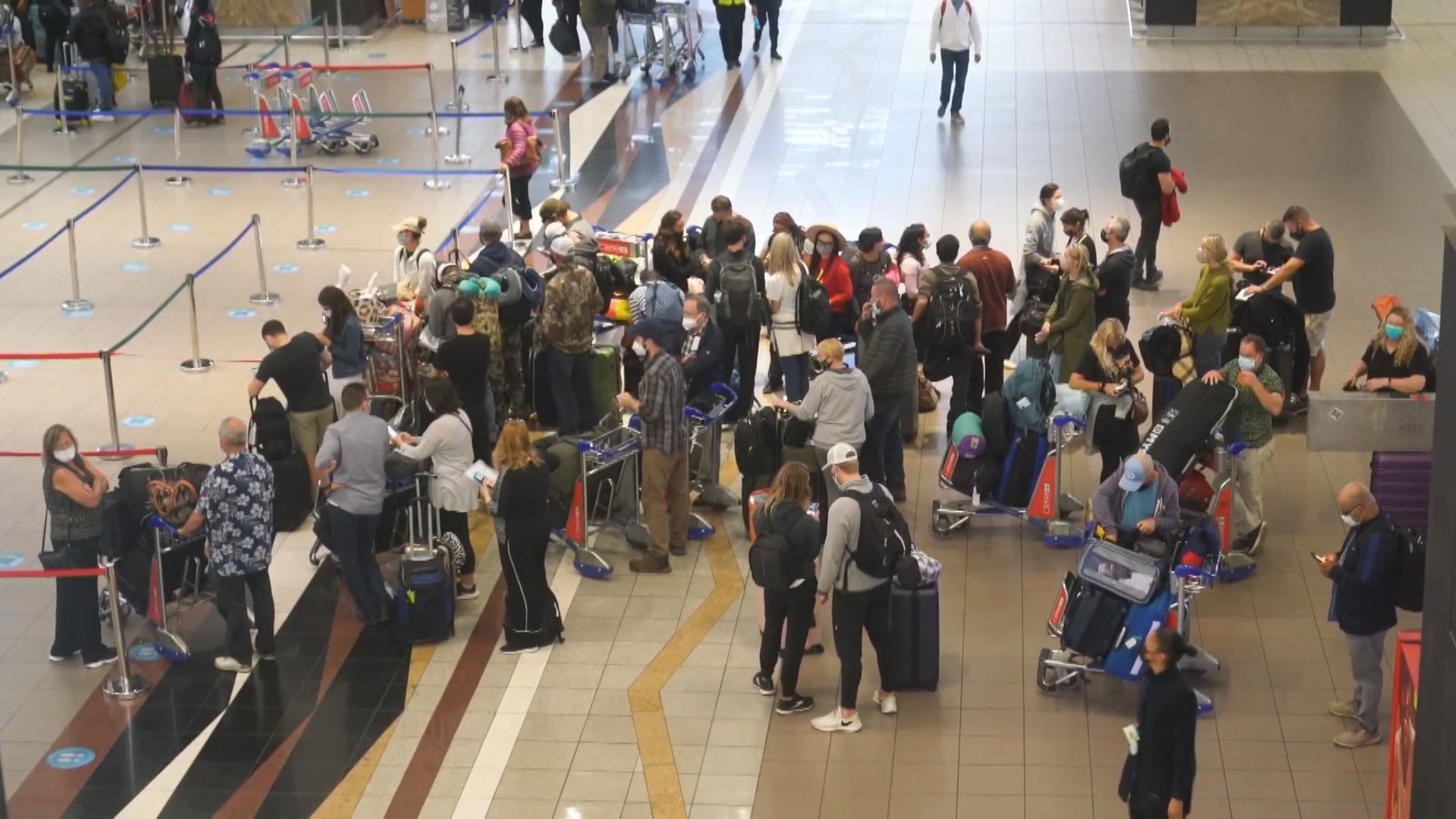南非機場有大批旅客滯留