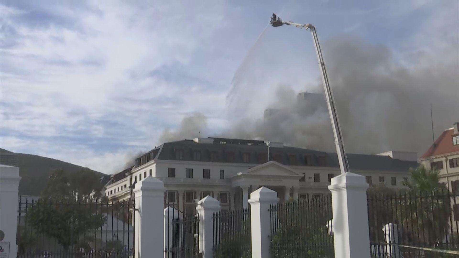 南非開普敦議會建築群再度起火