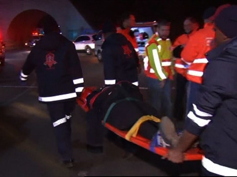 南非有兩列火車相撞三百人傷