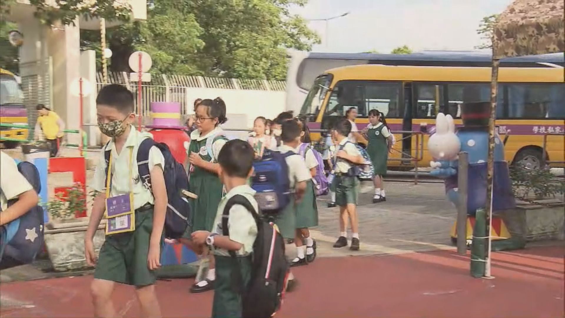 蘇拉襲港全港延至今日開學 學生「善用」風假趕暑期作業