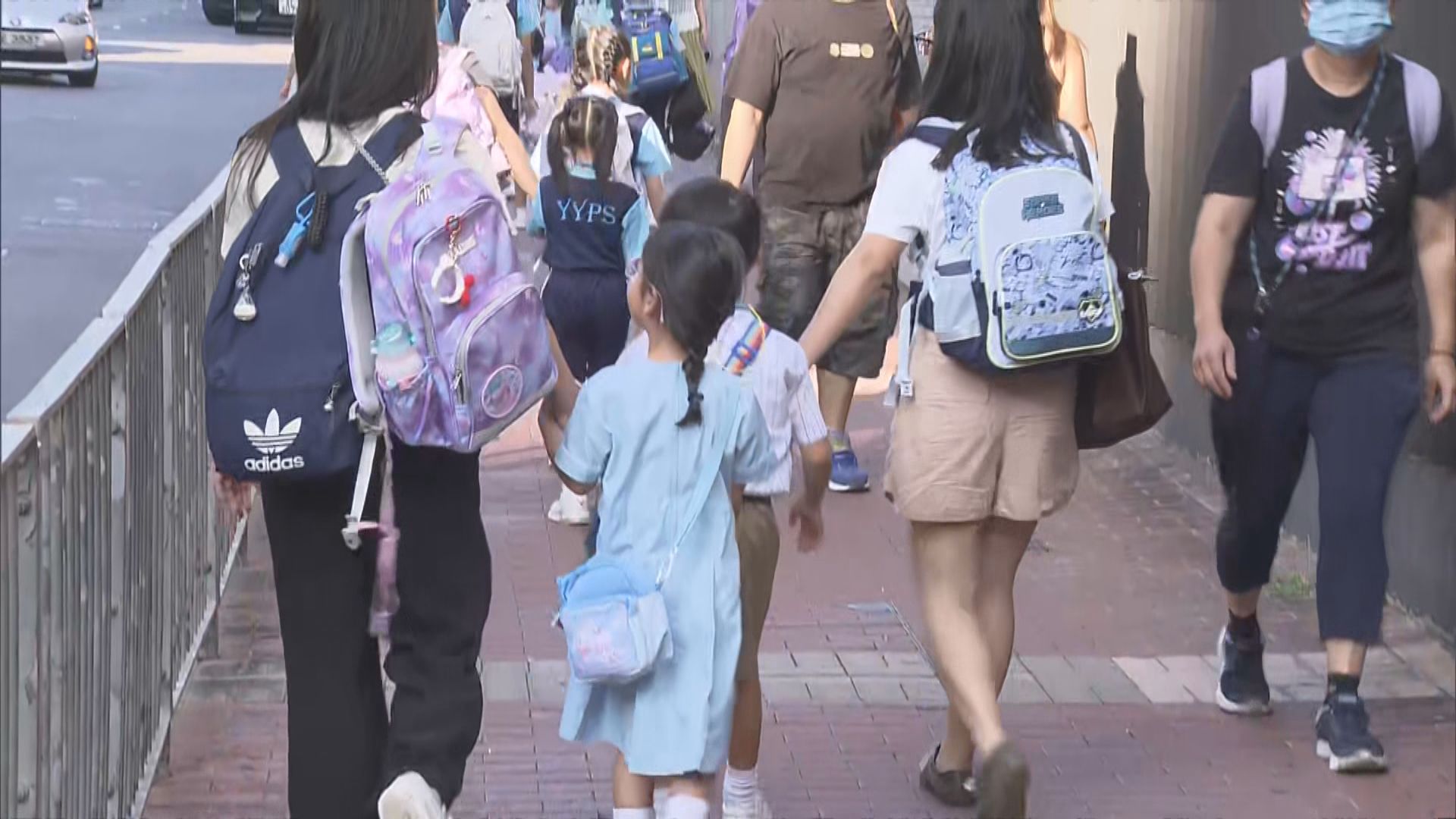 流感高峰期｜開學至今錄逾450宗學校爆發　屯門有小學生戴口罩上學(劉倩桐報道)