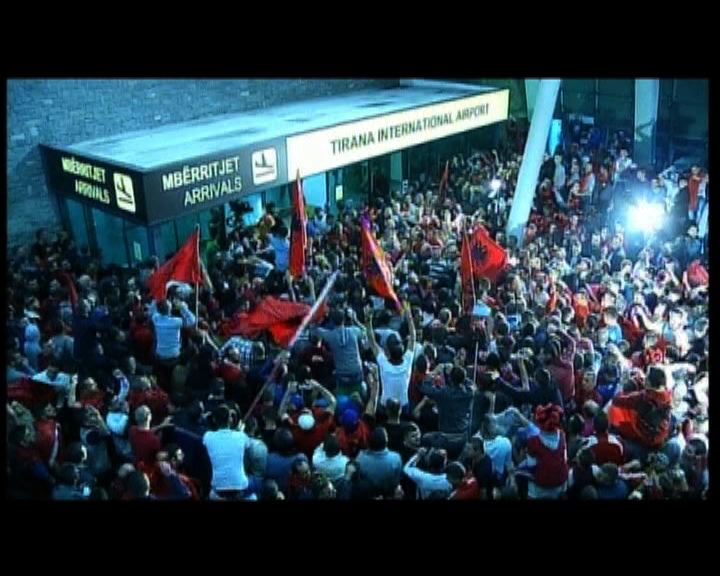 
阿爾巴尼亞國家隊獲英雄式歡迎