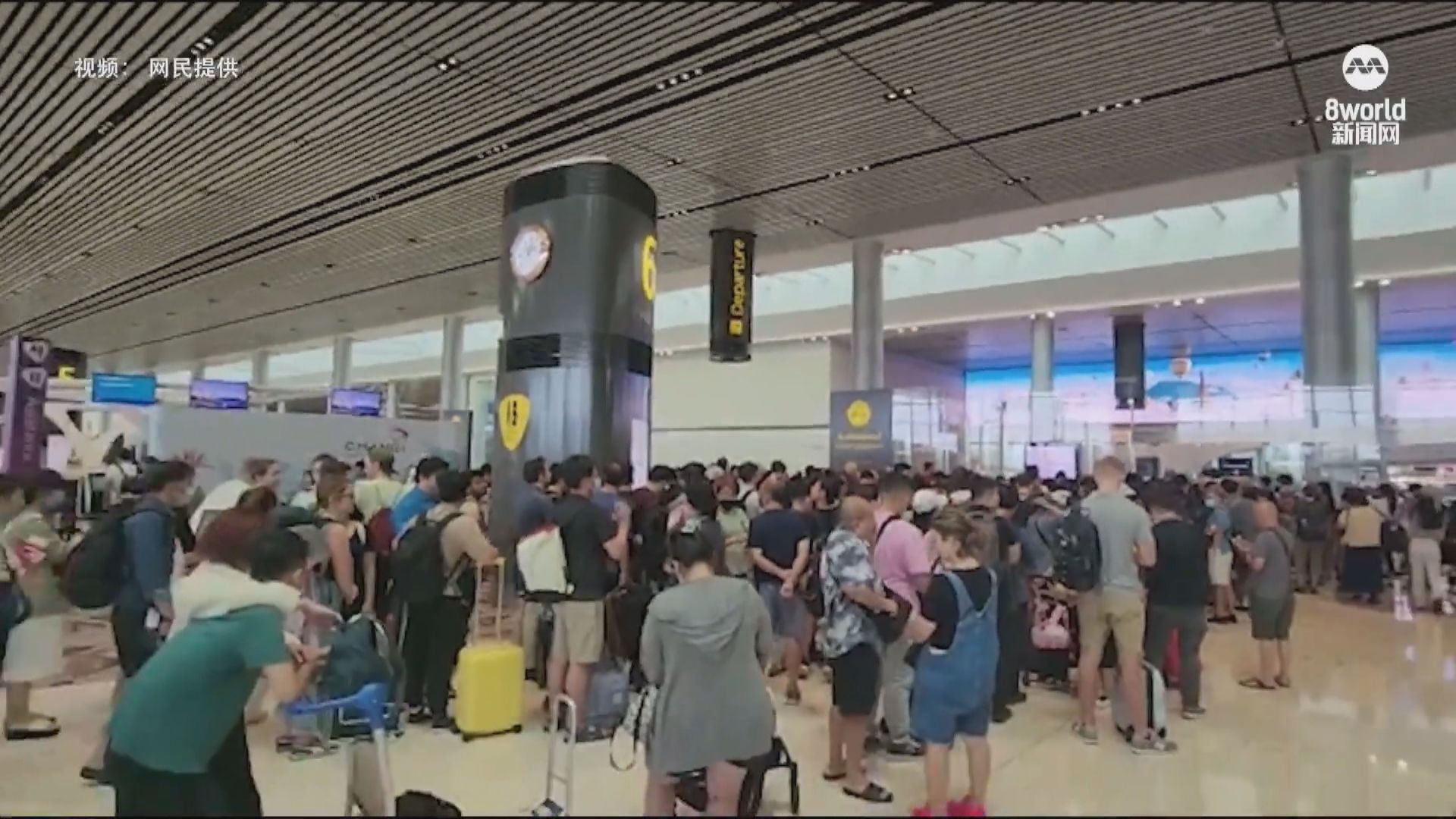樟宜機場出入境系統故障　旅客大排長龍