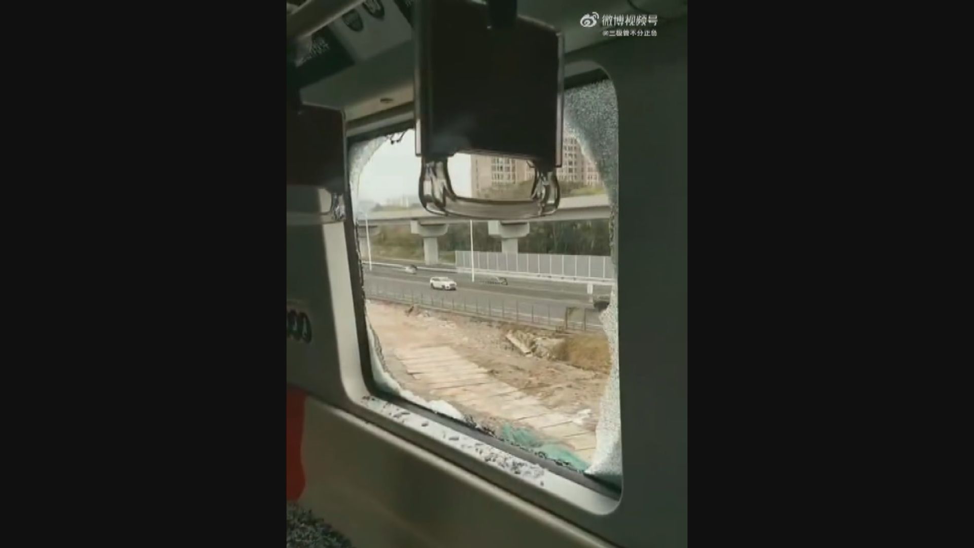 上海有地鐵列車被吊臂擊中　玻璃窗破裂無人受傷