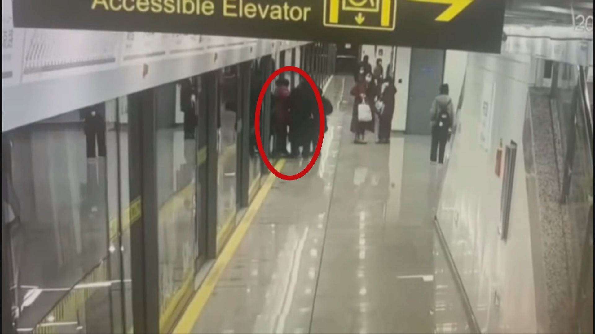 上海地鐵月台幕門發生夾死人事件