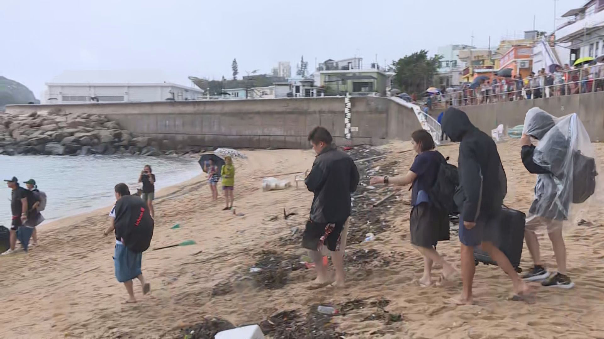 石澳塌山泥陸路交通斷絕 逾百村民水路撤離