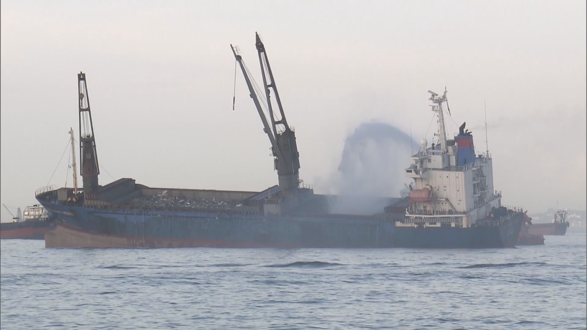 昂船洲對開躉船三級火焚燒逾12小時仍未救熄