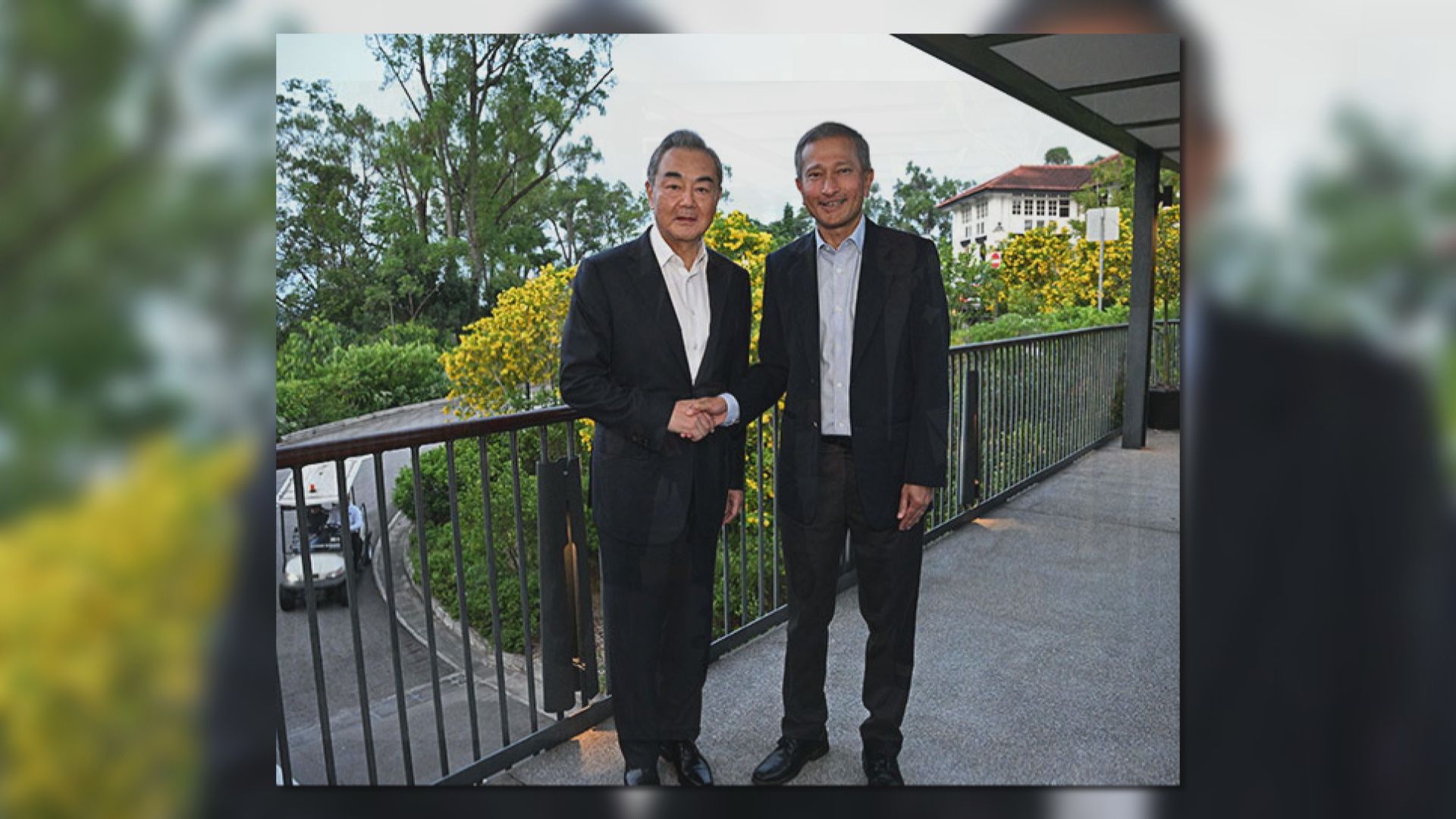 王毅到訪新加坡與外長維文會晤