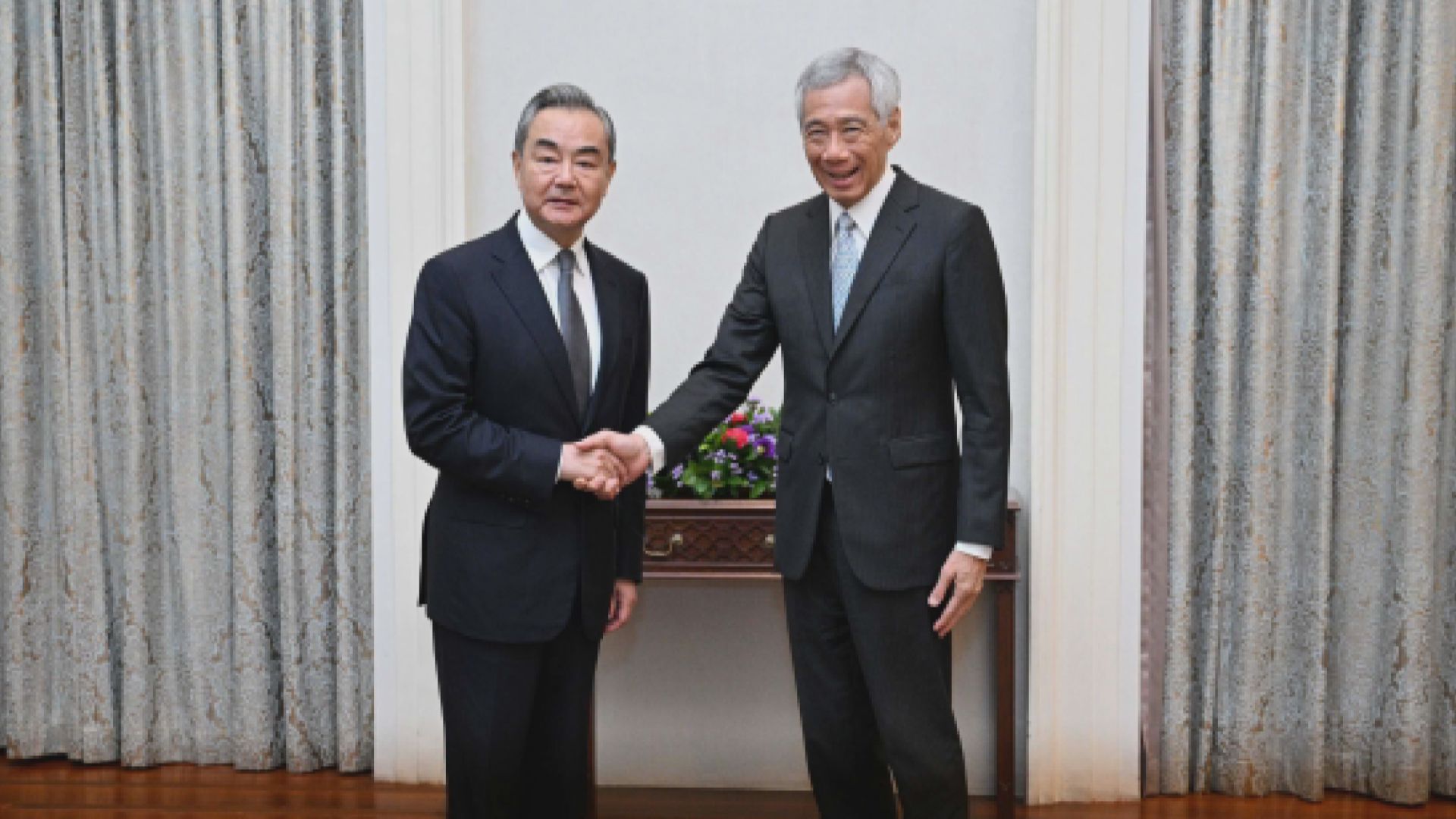 王毅訪新加坡與總理李顯龍會晤
