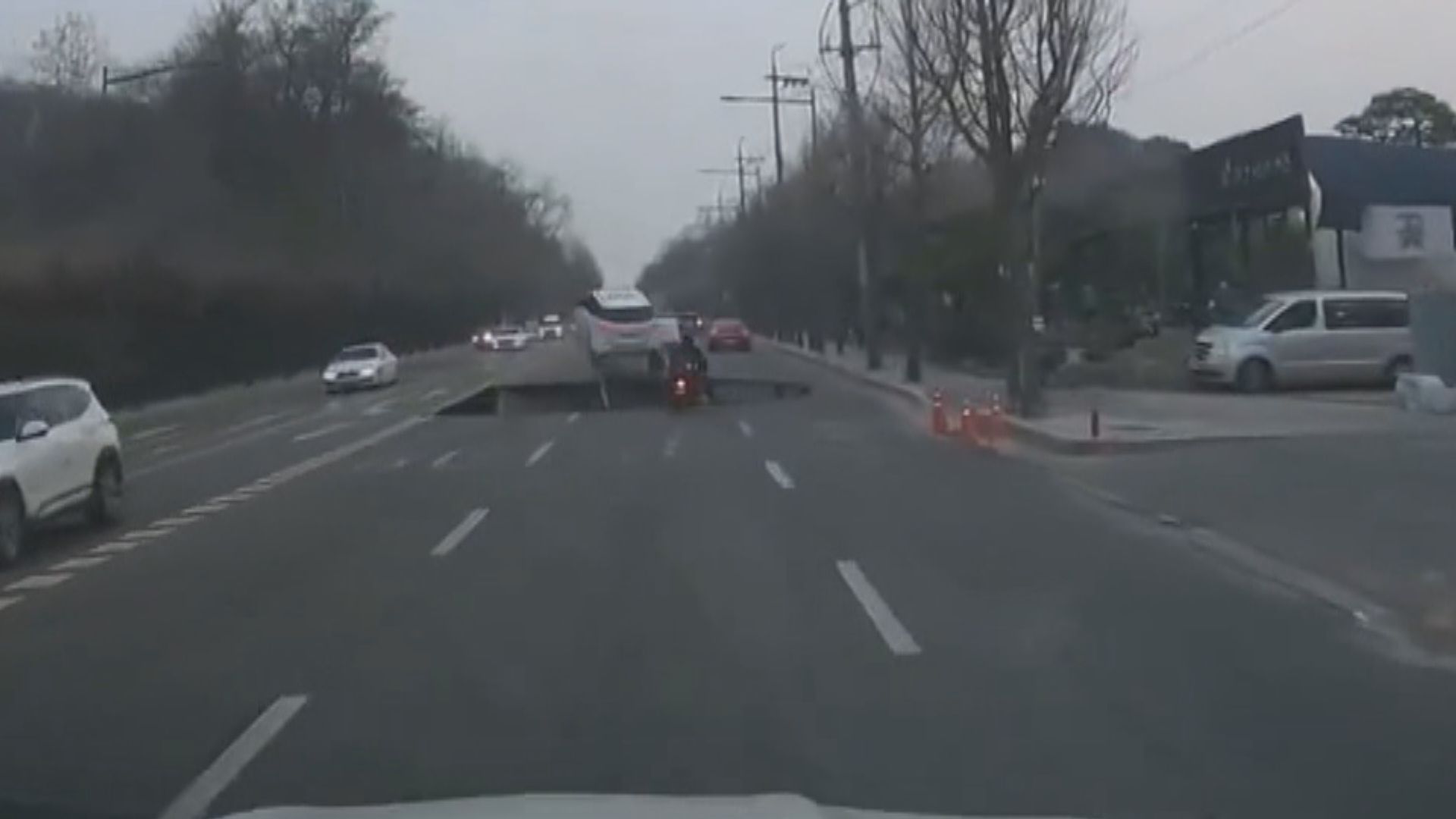 首爾馬路路陷有電單車墮坑　司機大半天後被發現並證實不治