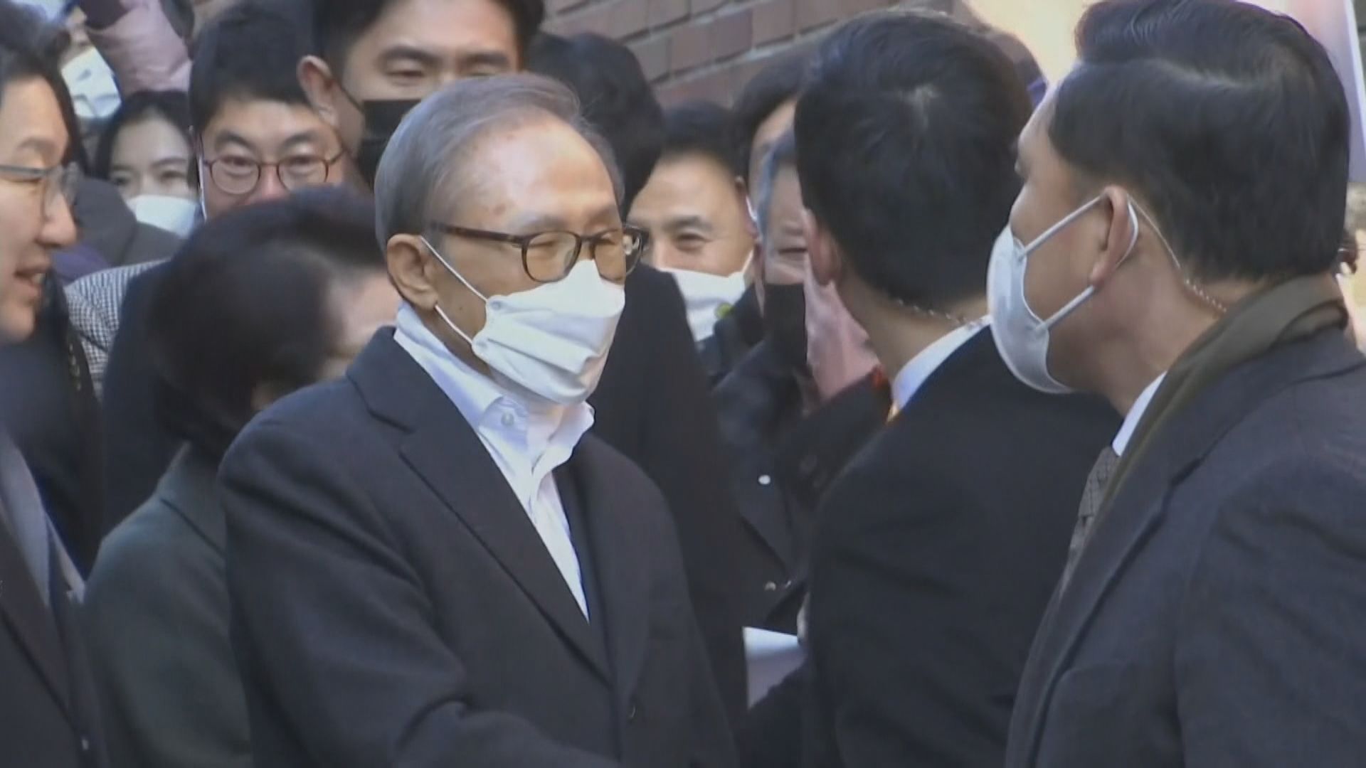 南韓前總統李明博獲特赦返回首爾寓所