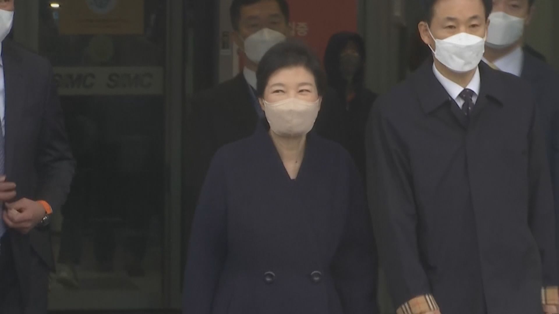 南韓前總統朴槿惠獲特赦後今早離開醫院