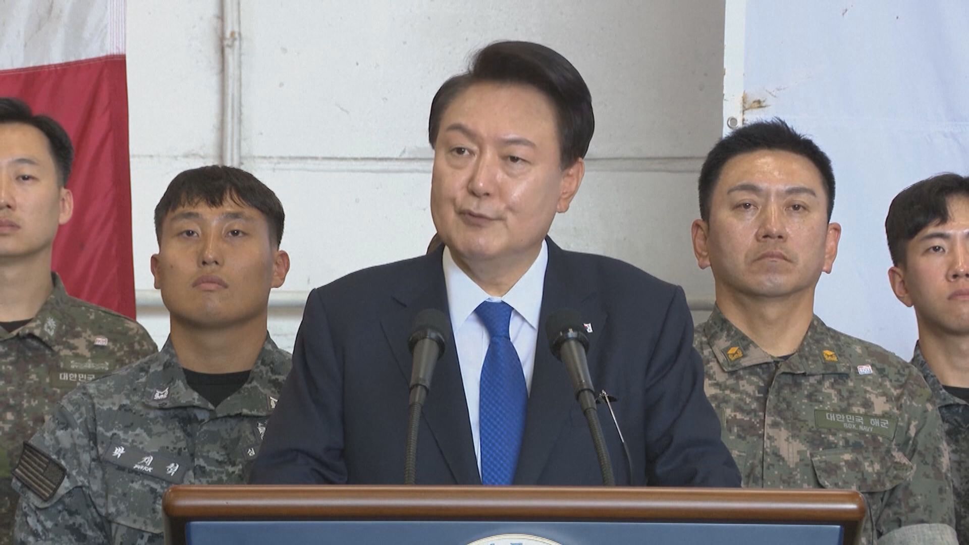 南韓總統尹錫悅登上停靠釜山核動力航母羅斯福號視察