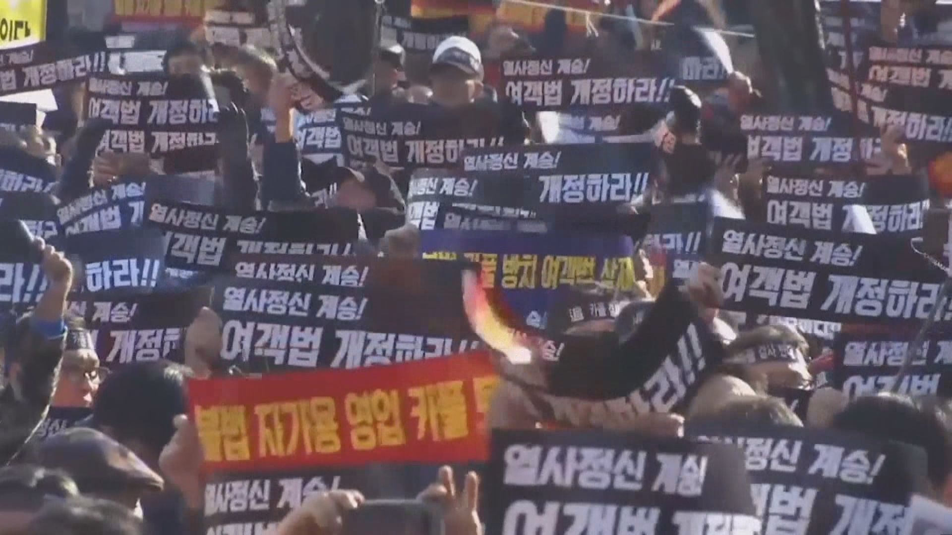南韓的士司機集會抗議共乘服務軟件
