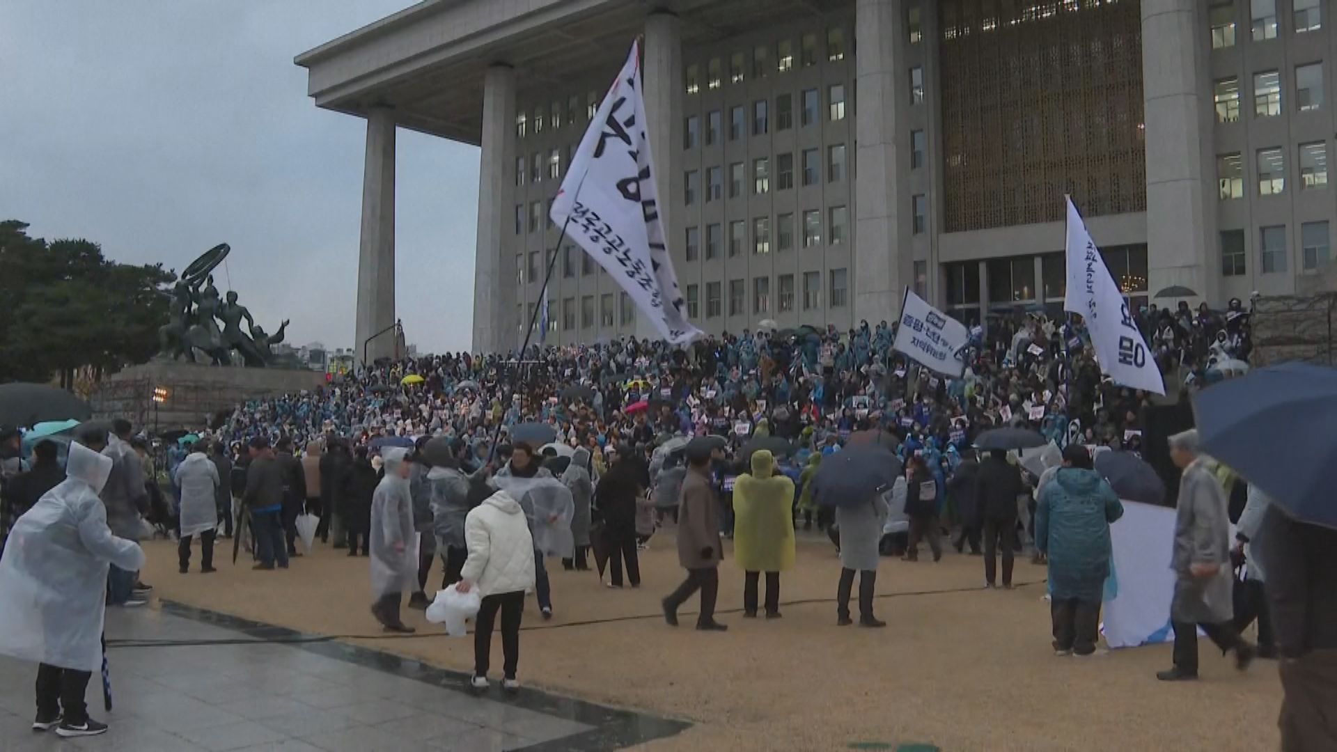 南韓在野黨議員與民間繼續集會要求尹錫悅下台