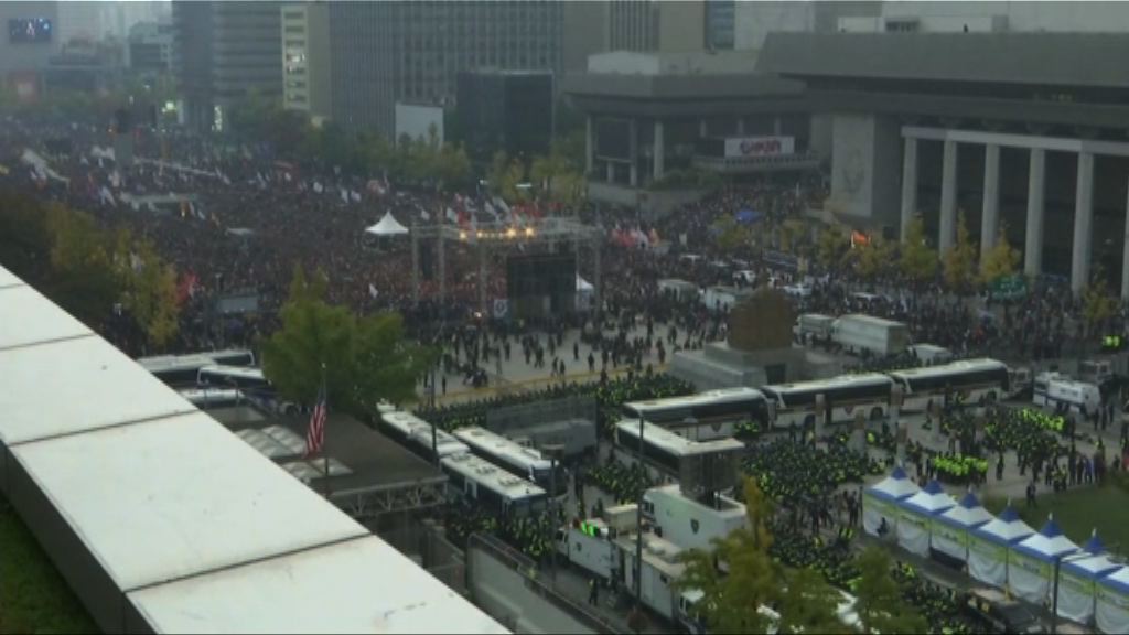首爾大批民眾集會促朴槿惠下台