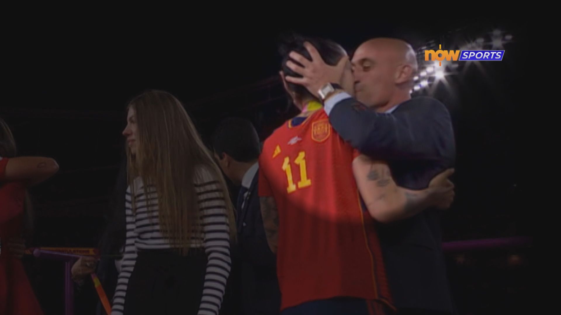 西班牙足總盧比亞利斯為親吻女足球員致歉