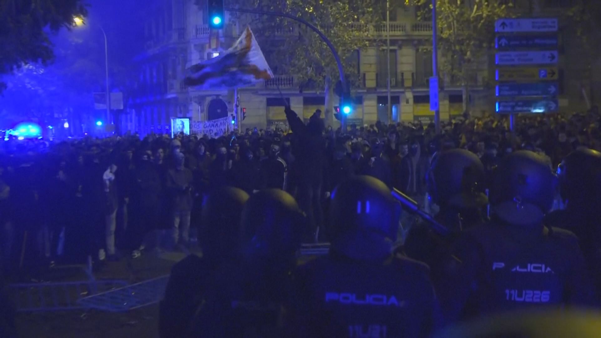 示威者不滿桑切斯連任西班牙首相 與警方爆發衝突