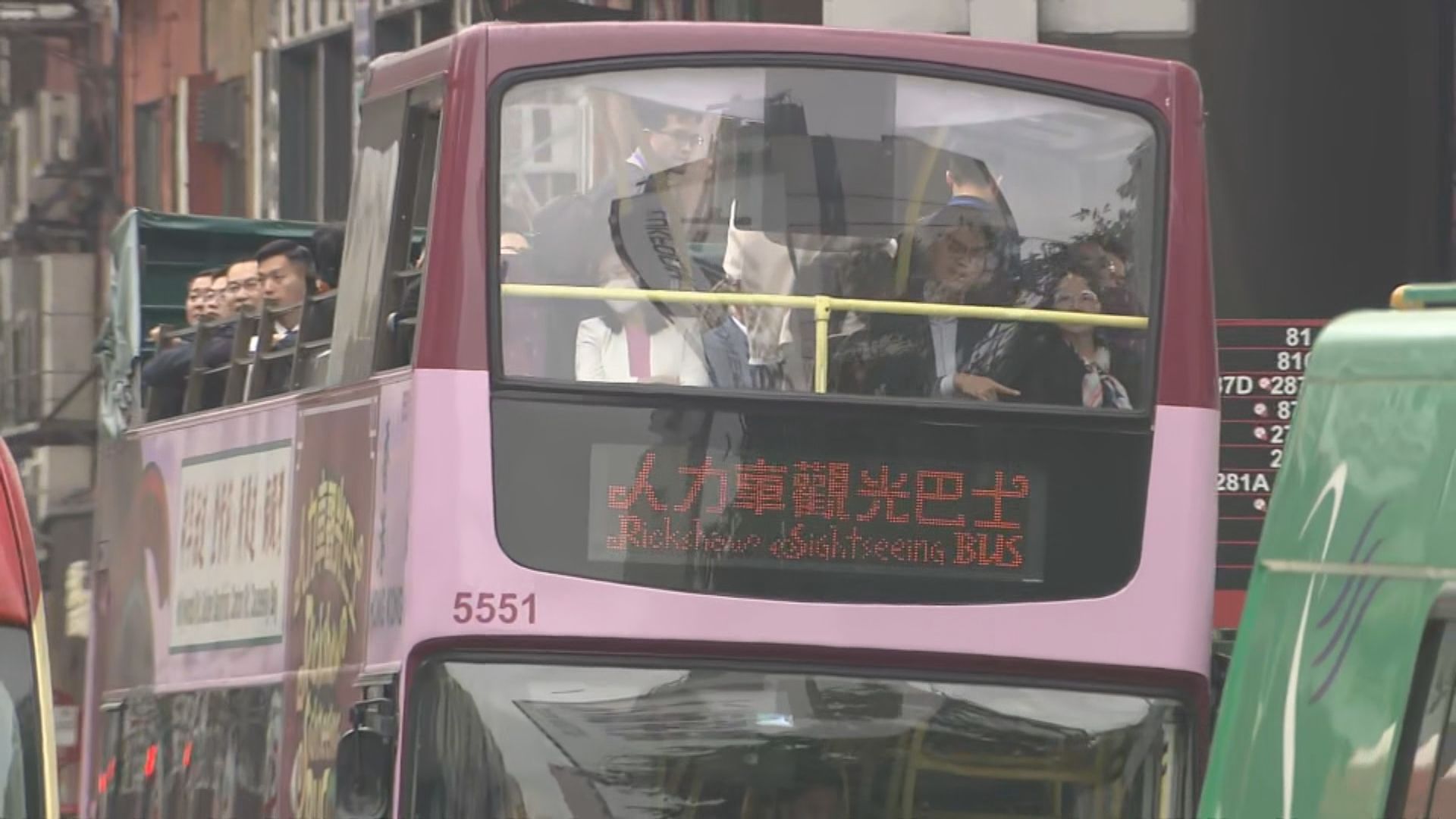 中國載人航天代表團搭天星遊維港 坐開篷巴士遊油尖旺