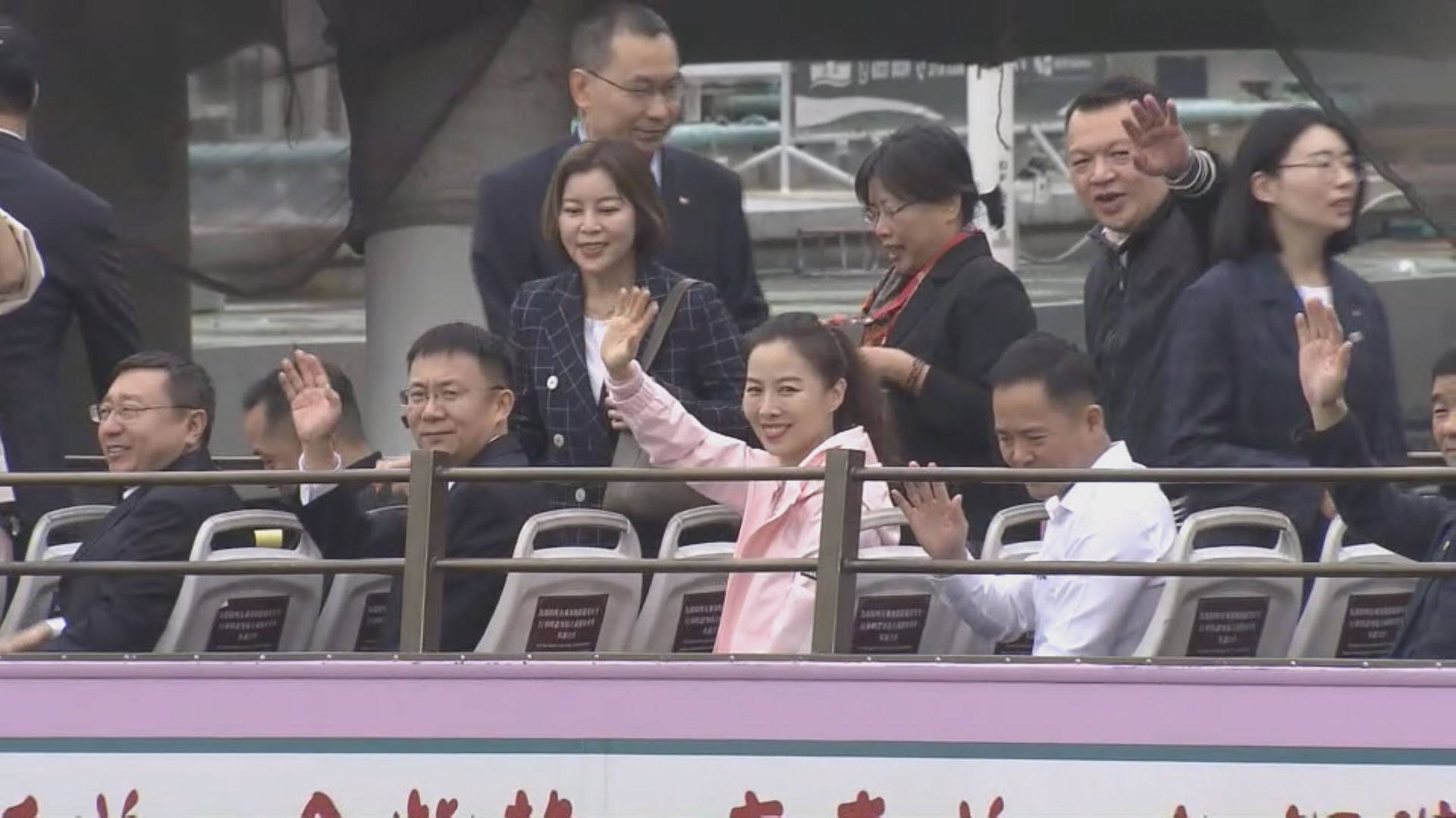 中國載人航天代表團坐開篷巴士遊覽 參觀香港故宮