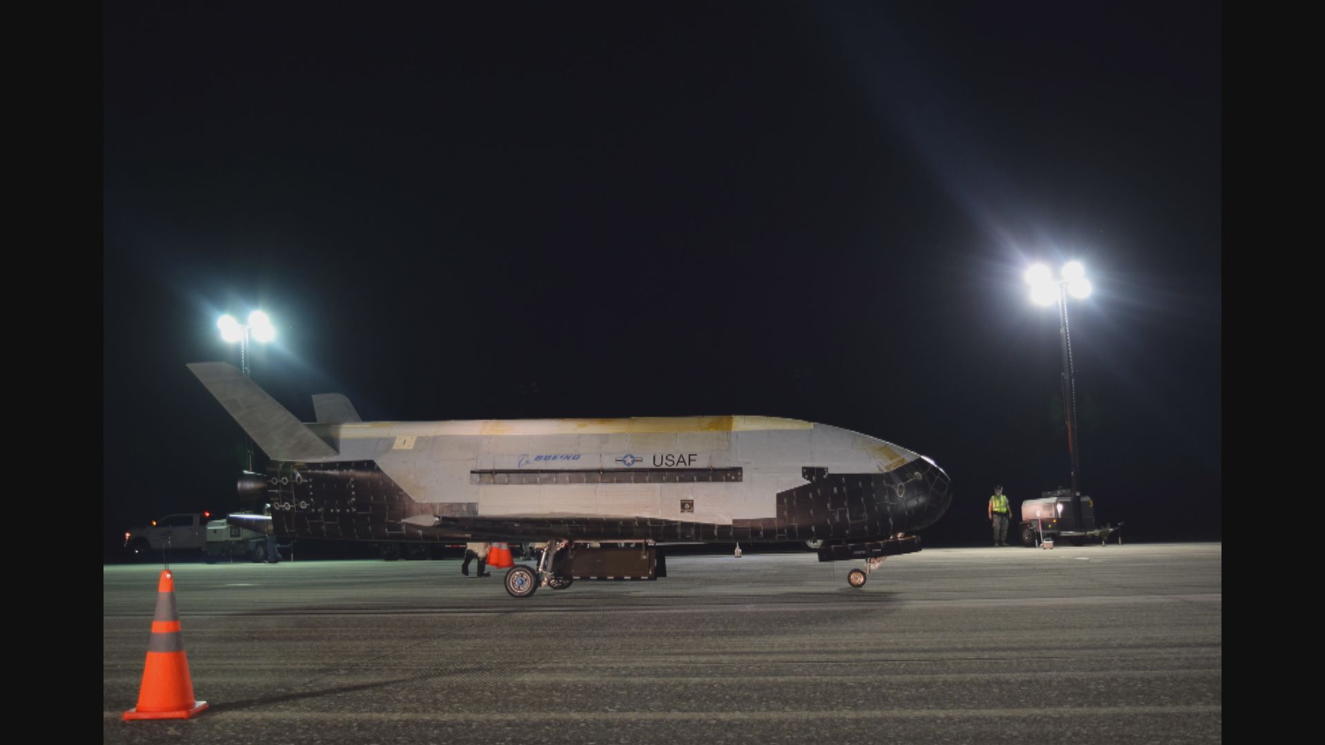 美軍無人太空飛機X-37B結束任務返回地球