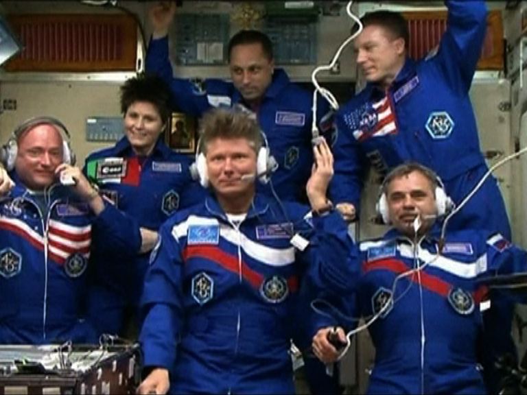 
美俄太空人進駐太空站生活一年