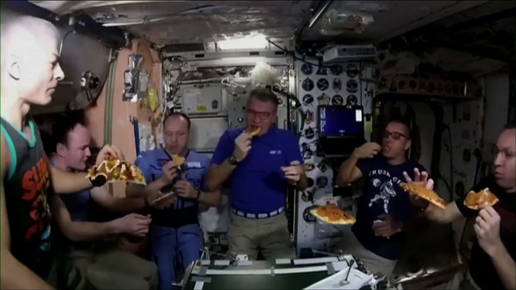 國際太空站首度開薄餅派對