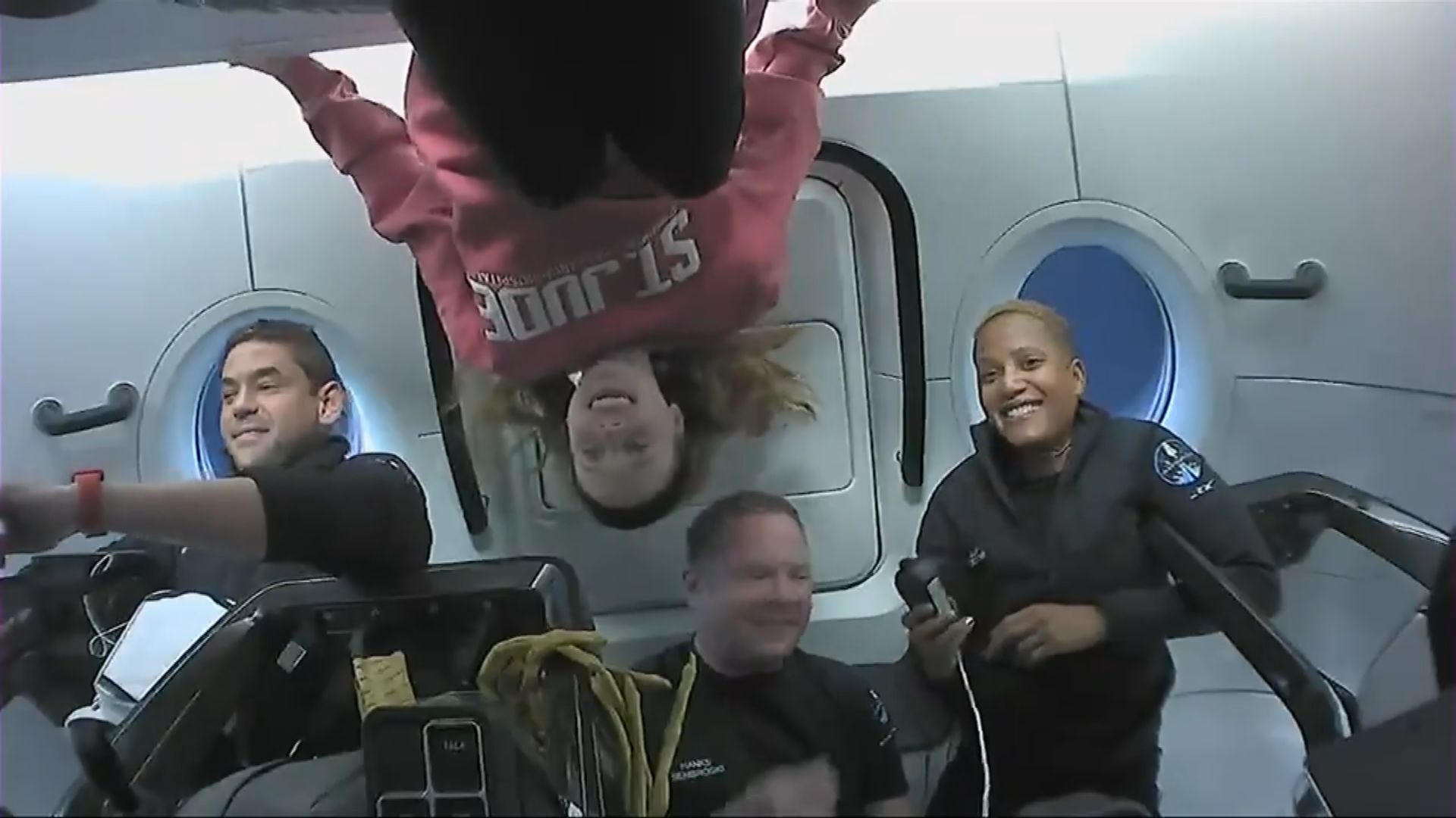 SpaceX四名太空旅客安全返回地球