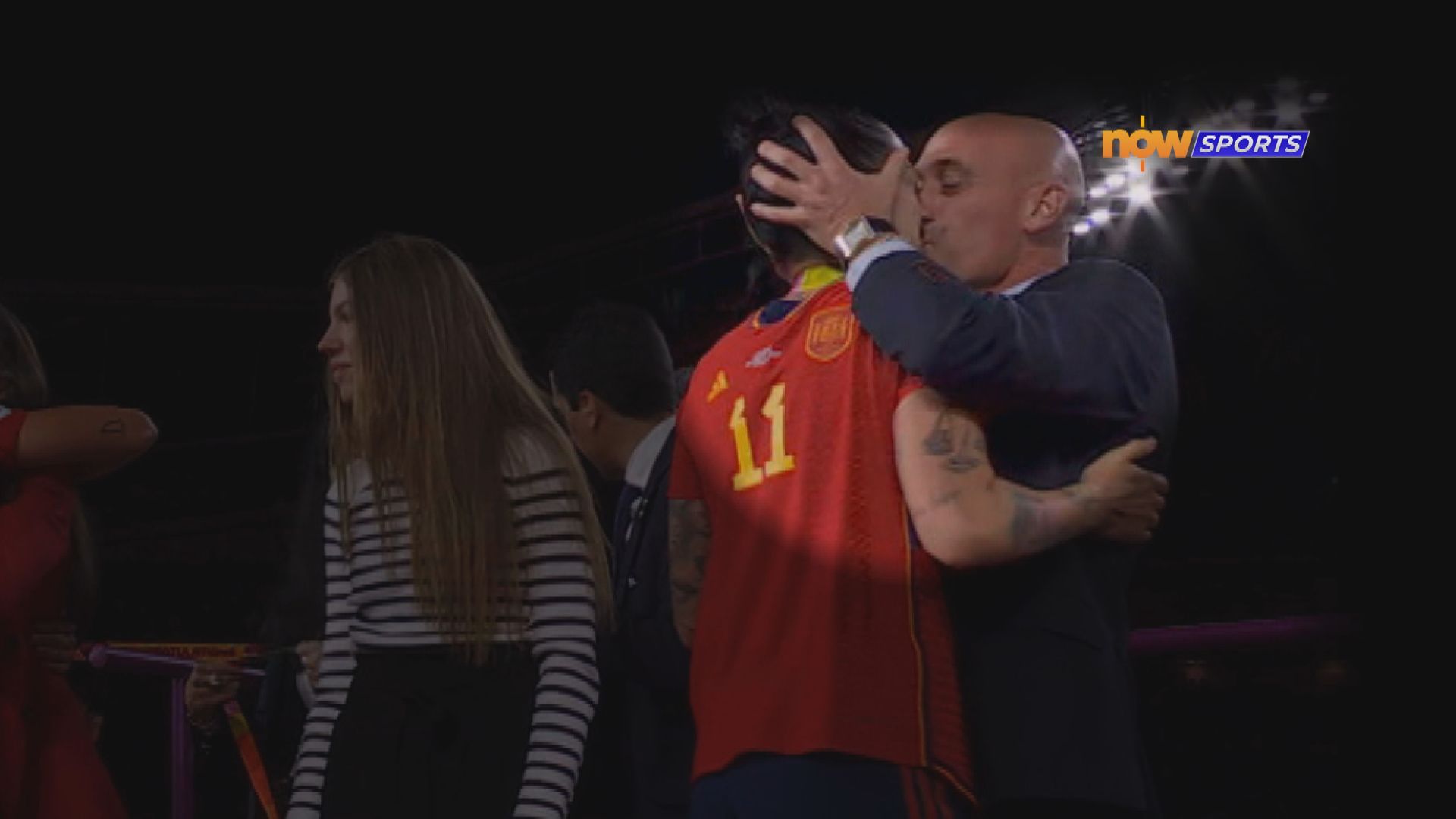 西班牙足總主席親吻女足成員惹批評