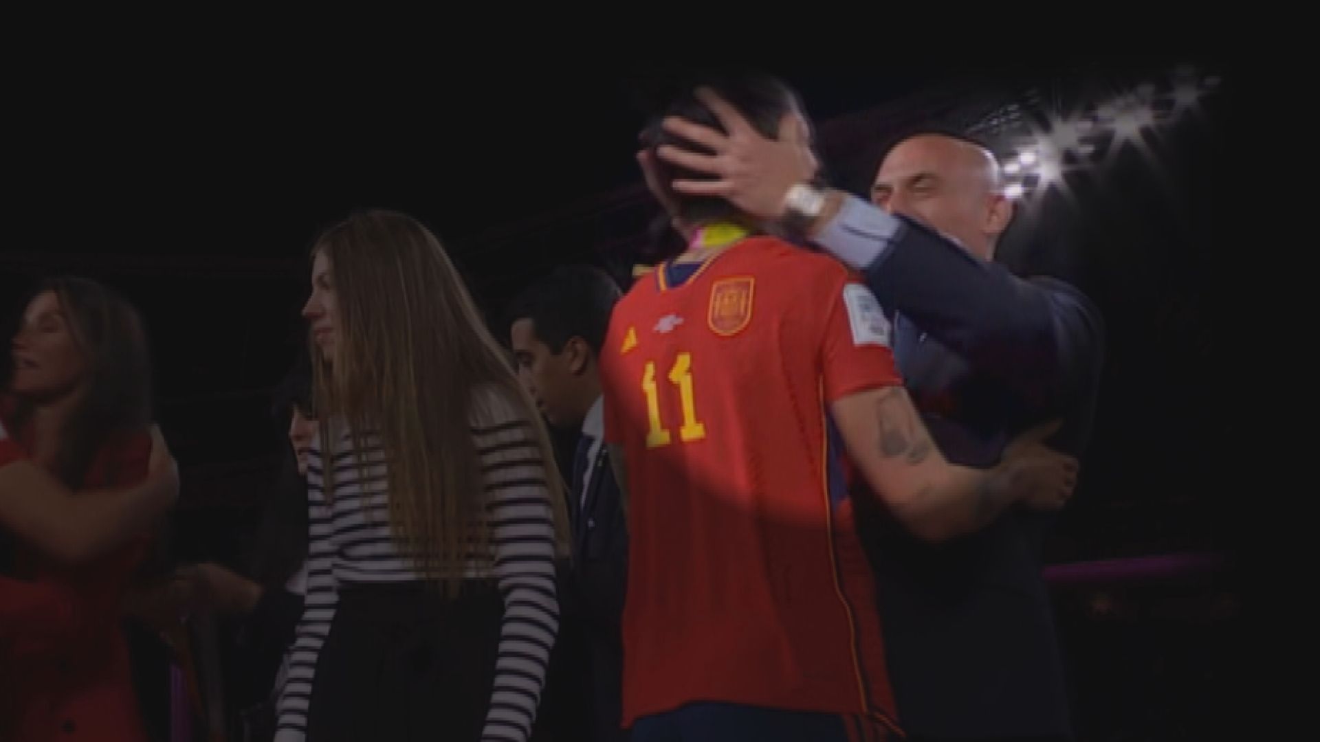 西班牙足總主席拒就親吻女球員事件辭職 球員罷踢