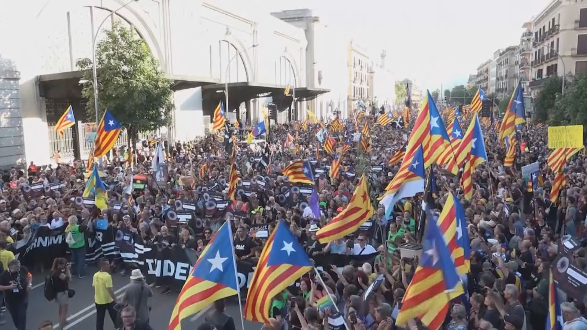 西班牙巴塞羅那有支持加泰獨立遊行　約15萬人參加
