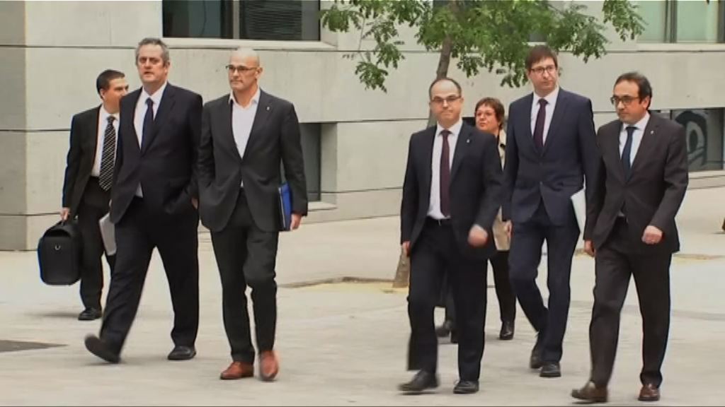 西班牙法院拘留八名前加泰官員