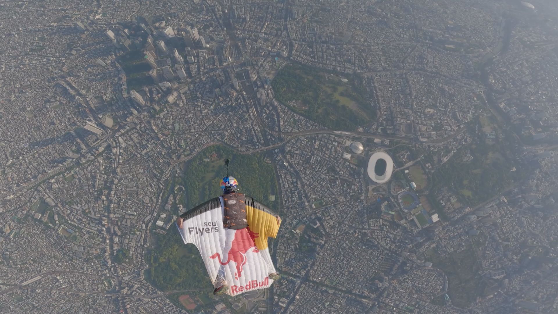 極限運動員於東京上空進行滑翔跳傘