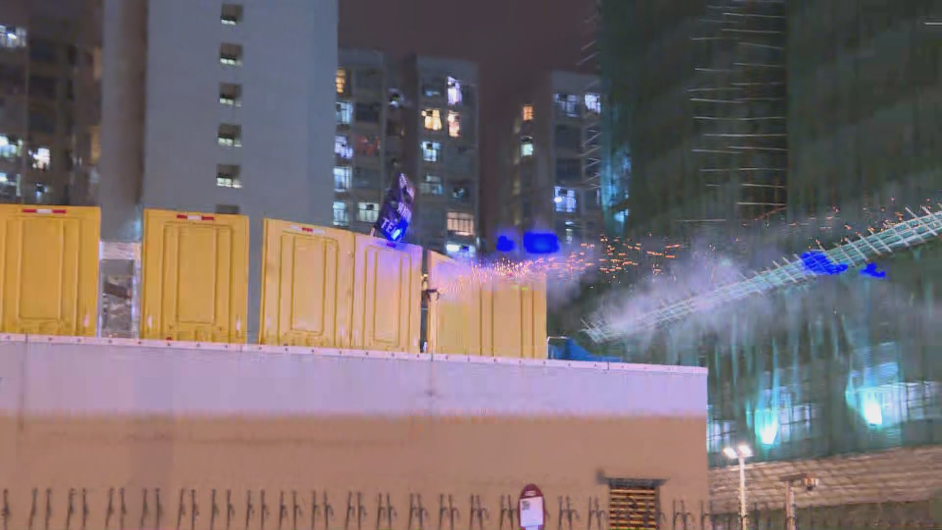 市民深水埗警署附近燒街衣　警發射催淚彈驅散人群