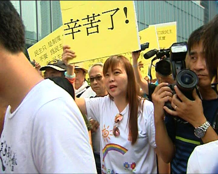 
反罷課家長團體到添馬公園要求對話