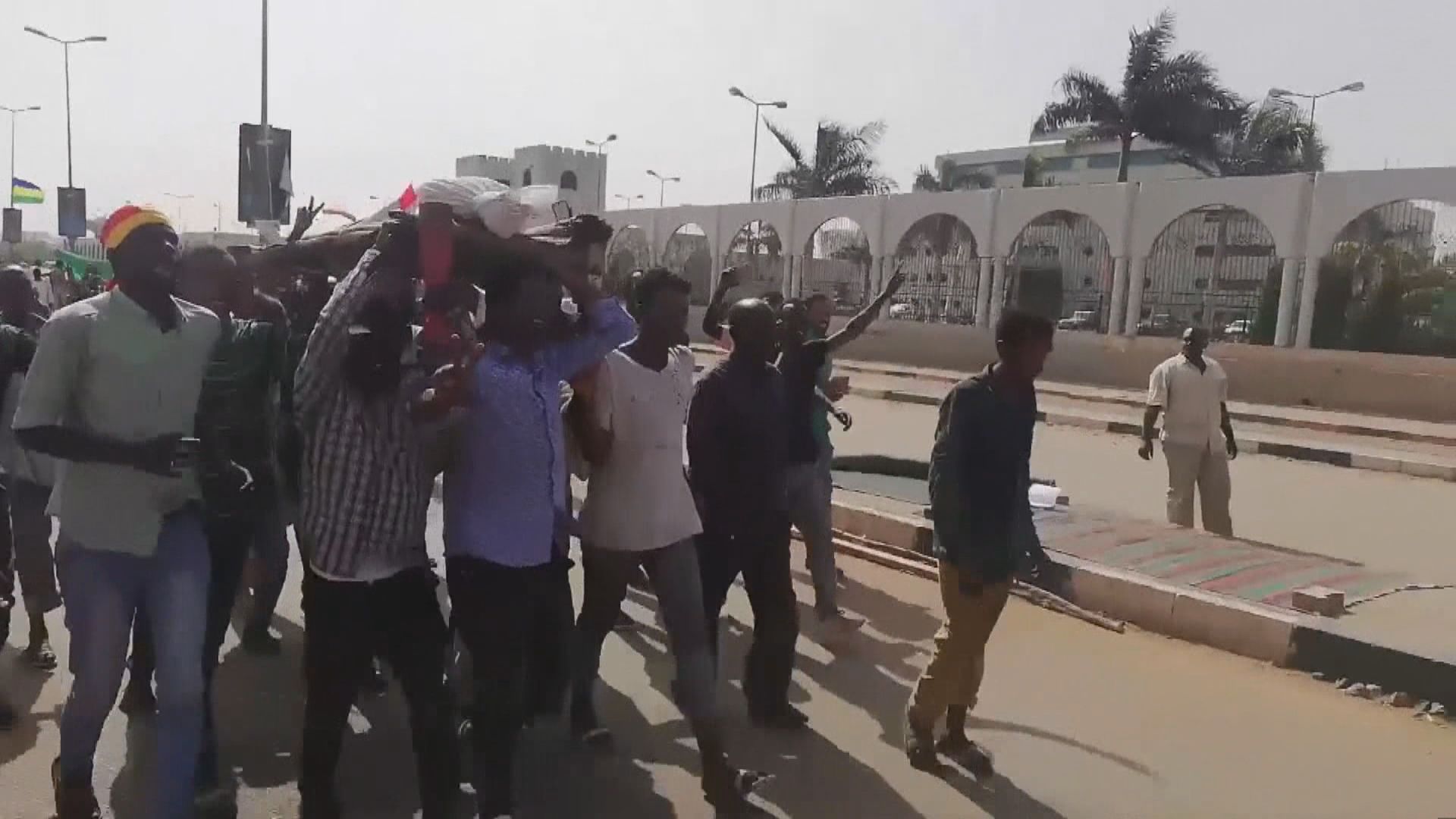 蘇丹示威者拒絕接受軍方接管國家權力
