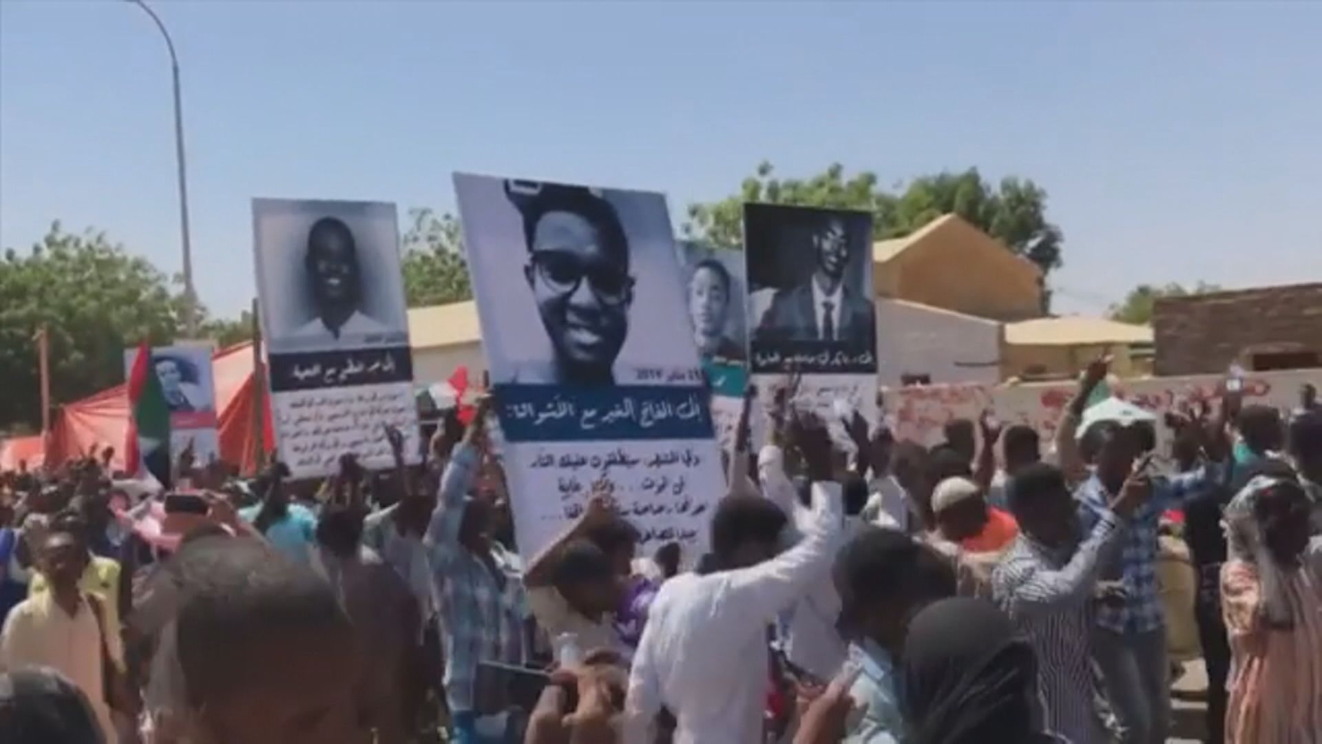 蘇丹軍方一度企圖驅散示威者