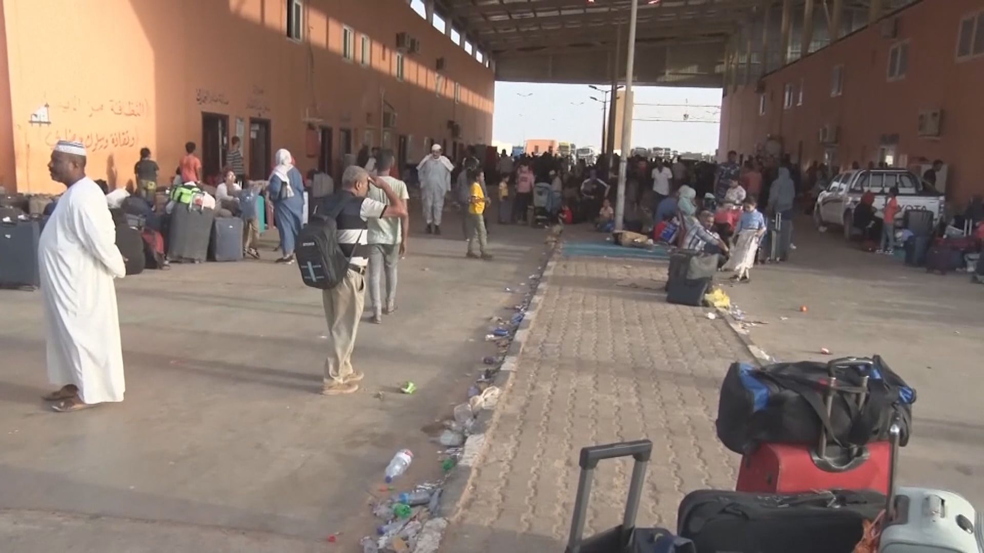蘇丹交戰雙方持續戰鬥　大批蘇丹人和外國僑民繼續撤離